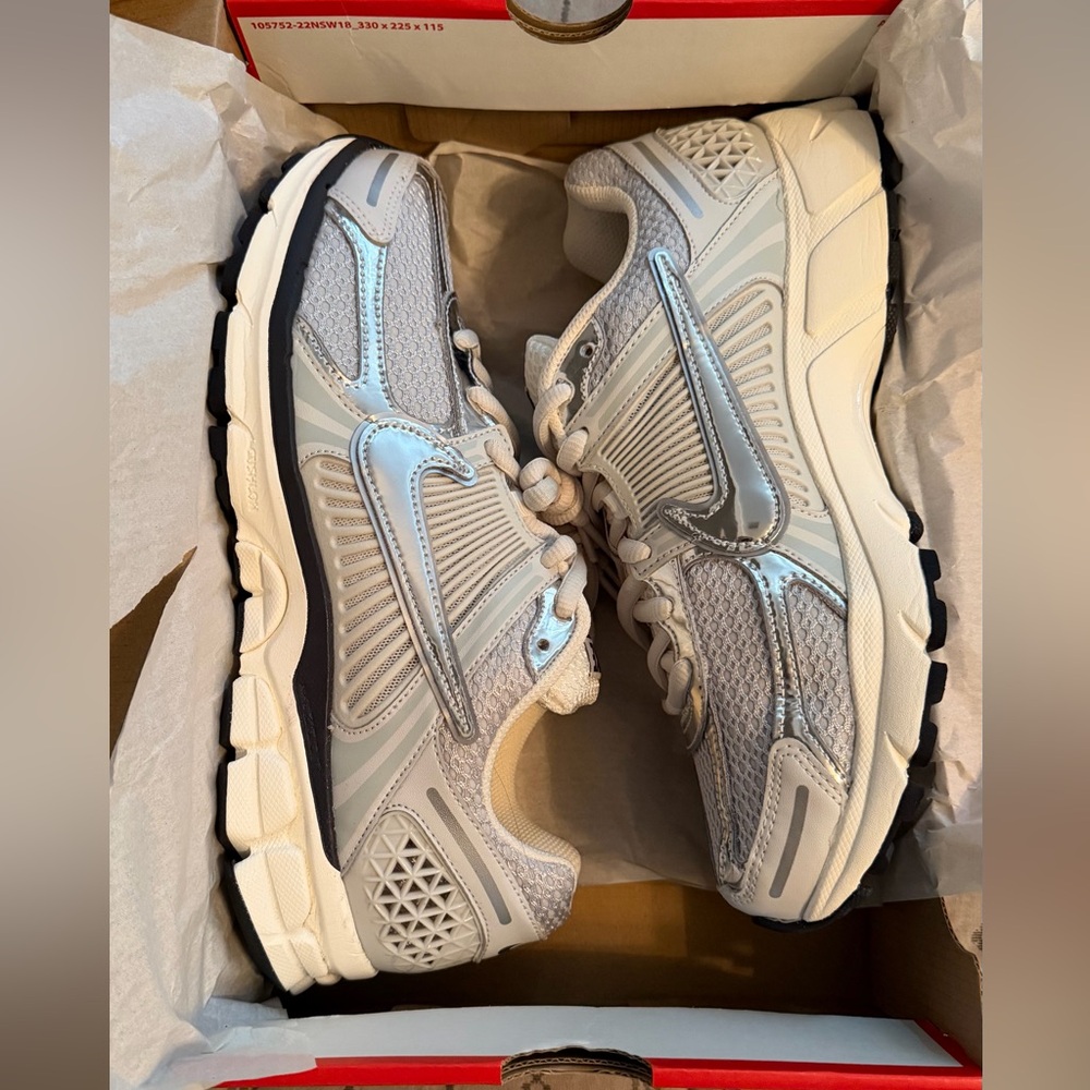 Nike Air Zoom Vomero 5 - Picture 8 of 16